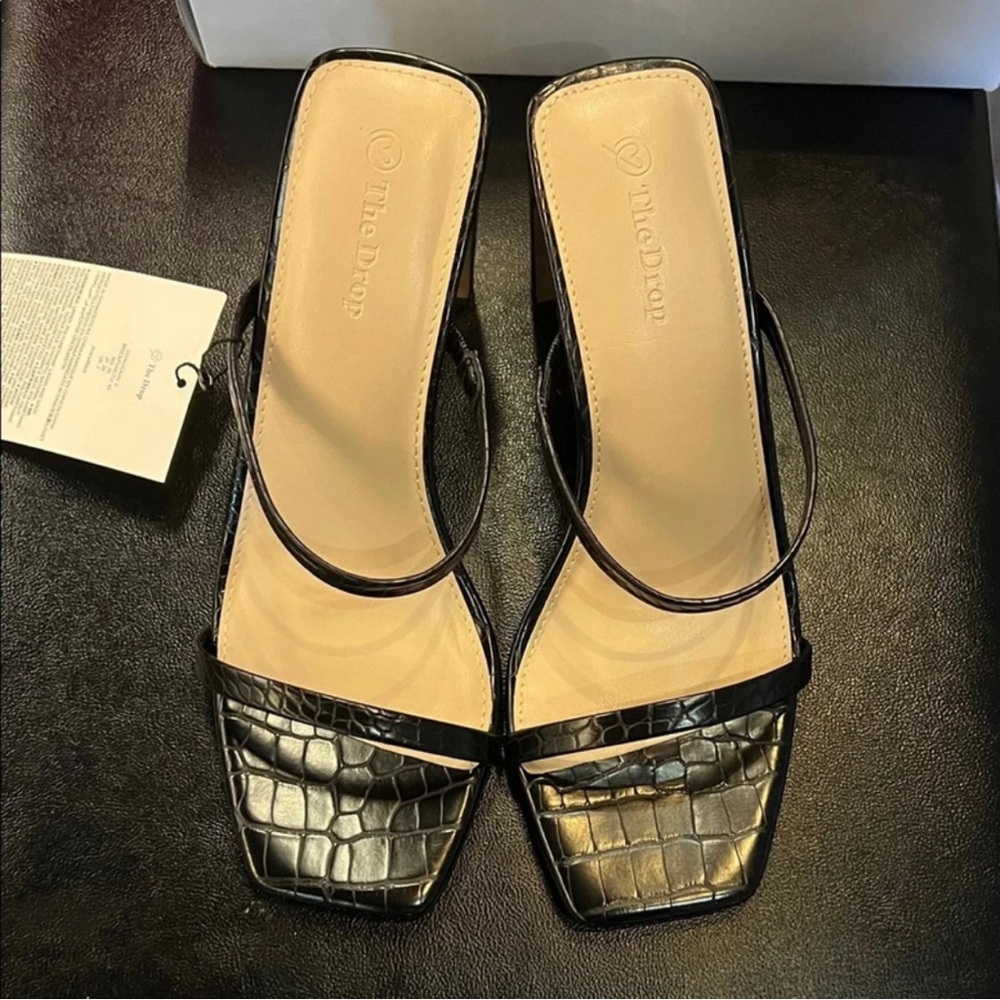 Chic Black Croc-Patterned Heels